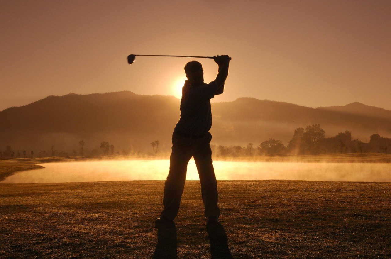 man-wearing-fall-golf-apparel